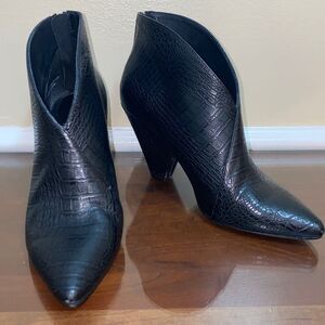 Chinese Laundry women ankle boot black reptile 6M